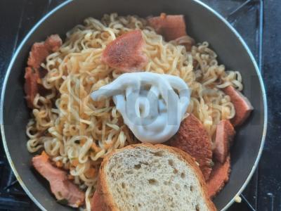 Šiltas salotas „Tolimas kelias“ su virta dešra pagrindine nuotrauka