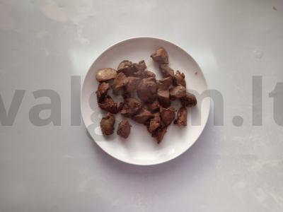 Salotas su vištienos kepenėlėmis, sūriu ir kukurūzais Žingsnis 1