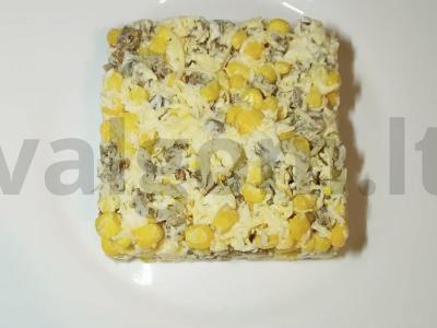 Salotas su vištienos kepenėlėmis, sūriu ir kukurūzais pagrindine nuotrauka