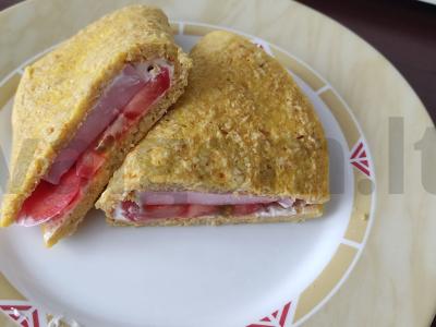 Avižų blynas su pomidoru ir kumpiu pagrindine nuotrauka