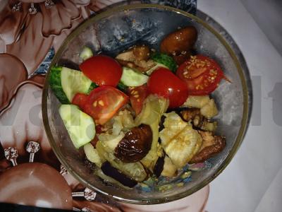 Daržovių salotas su keptu baklažanu ir šitake grybais pagrindine nuotrauka