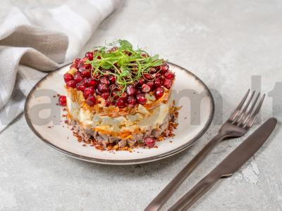 Salotos su jautiena ir granatais pagrindine nuotrauka