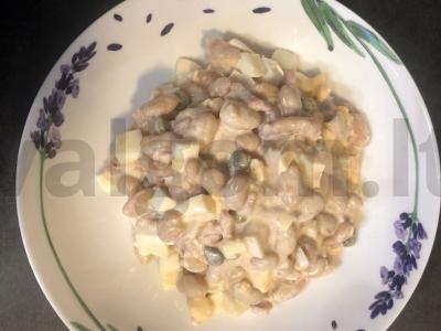 Salotos su tunu ir kaparėliais pagrindine nuotrauka