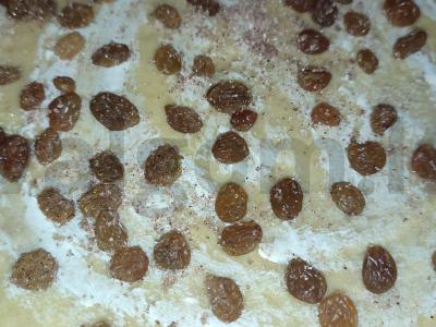 Prieskoniuoti rageliai su razinomis Žingsnis 3