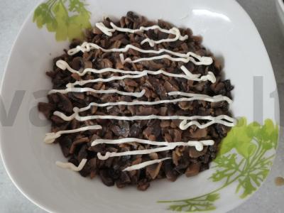 Salotas „Vyrų ašaros“ su vištienos krūtinėle, korėjietiška morkų salotomis ir grybais Žingsnis 3