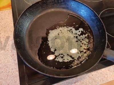 Prancūziškas svogūnų sriuba Žingsnis 1