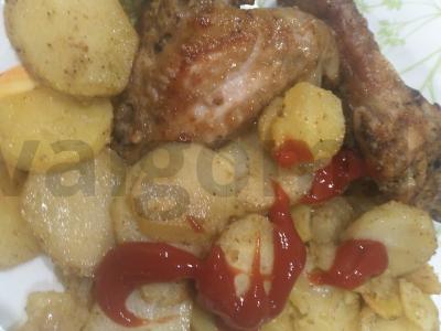 Skani vištiena su provanso žolelių padažu ir bulvėmis pagrindine nuotrauka