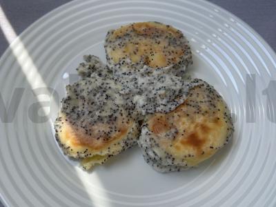 Sūrio blynai su grietinės ir aguonų padažu pagrindine nuotrauka