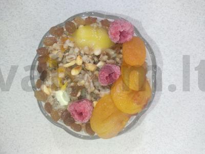 Namų perlų košė su džiovintais vaisiais pagrindine nuotrauka