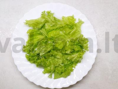 Salotos iš sultingos hurmos, lašišos ir ikrų Žingsnis 1