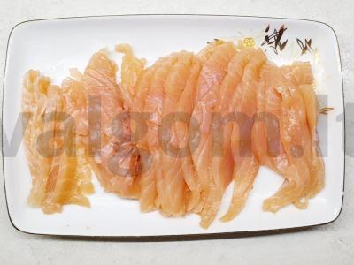 Salotos iš sultingos hurmos, lašišos ir ikrų Žingsnis 2