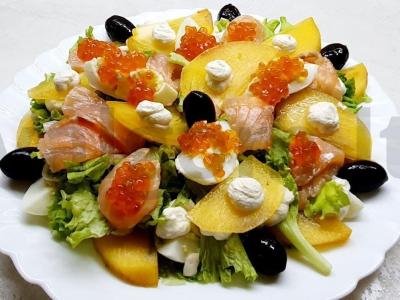 Salotos iš sultingos hurmos, lašišos ir ikrų pagrindine nuotrauka