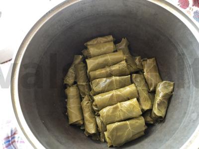 Vynmedžių lapuose suvynioti kopūstai su ryžiais Žingsnis 5