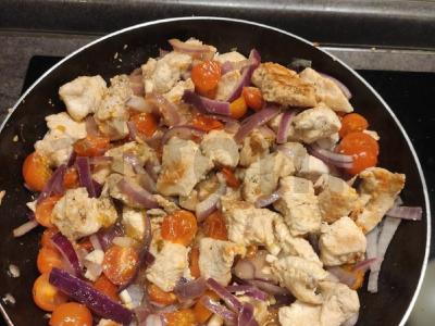 Kalakutienos karis su vyšniniais pomidorais Žingsnis 2