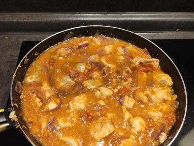 Kalakutienos karis su vyšniniais pomidorais Žingsnis 3