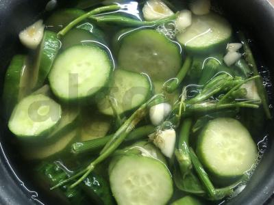 Sūdyti agurkai pagrindine nuotrauka