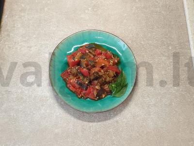 Troškinti baklažanai su paprika ir baziliku pagrindine nuotrauka