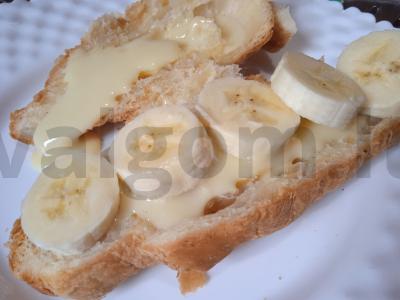 Kruasanas su kondensuotu pienu, bananais ir mėlynėmis Žingsnis 3