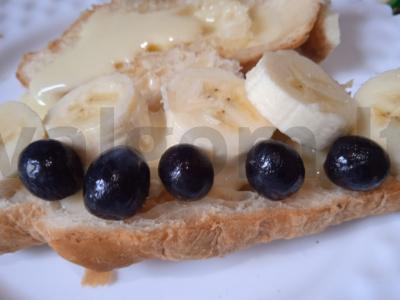 Kruasanas su kondensuotu pienu, bananais ir mėlynėmis Žingsnis 4