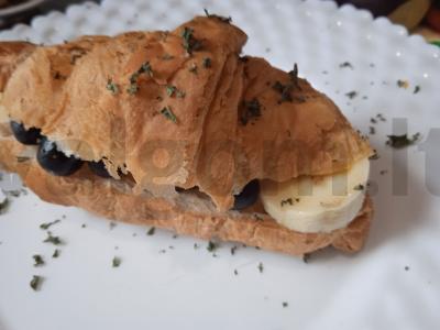 Kruasanas su kondensuotu pienu, bananais ir mėlynėmis pagrindine nuotrauka