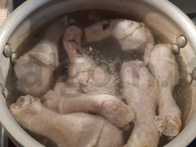 Vištienos sriuba su makaronais, daržovėmis ir prieskoniais Žingsnis 1