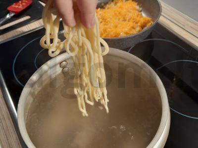 Vištienos sriuba su makaronais, daržovėmis ir prieskoniais Žingsnis 3