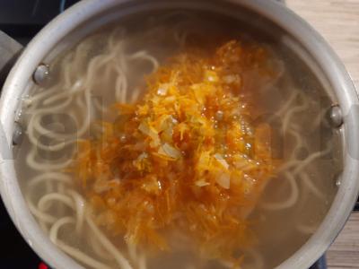 Vištienos sriuba su makaronais, daržovėmis ir prieskoniais Žingsnis 4