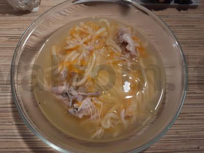 Vištienos sriuba su makaronais, daržovėmis ir prieskoniais pagrindine nuotrauka