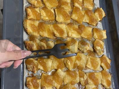 Sluoksniuotos bandelės su uogiene pagrindine nuotrauka