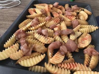 Banguota figūrinė kepta bulvė su mėsa Žingsnis 4