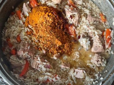 Kvapnus plovas su kiauliena, granatais ir ciberžole Žingsnis 2