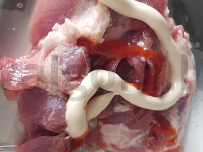 Kiauliena su grybais ir pomidorais Žingsnis 1