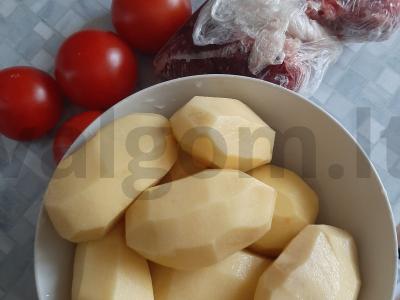 Kepinys iš kiaulienos su bulvėmis ir pomidorais Žingsnis 1