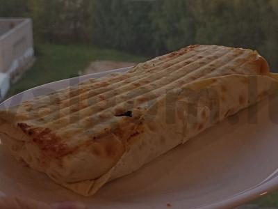 Šašlykas lavaše su vištiena, korėjietiška morkų salotomis ir šviežiais žalumynais pagrindine nuotrauka