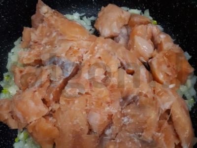 Lašiša grietinėlėje keptuvėje Žingsnis 2