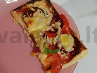 Stačiakampė pica su dešra ir kečupu pagrindine nuotrauka