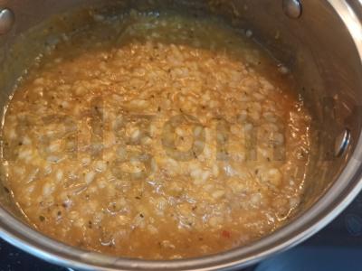 Lęšiai su ryžiais, svogūnais ir pomidorų pasta pagrindine nuotrauka