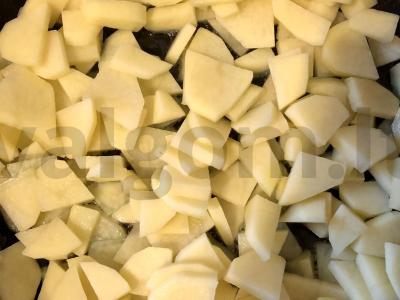 Kepta bulvė su kiaušiniu ir svogūnu Žingsnis 1