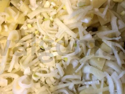 Kepta bulvė su kiaušiniu ir svogūnu Žingsnis 2