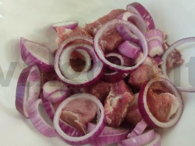 Greitas, bet skanus kiaulienos šašlykas su džiovintomis abrikosais Žingsnis 1