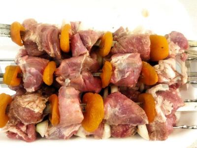 Greitas, bet skanus kiaulienos šašlykas su džiovintomis abrikosais Žingsnis 2