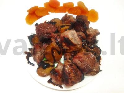 Greitas, bet skanus kiaulienos šašlykas su džiovintomis abrikosais pagrindine nuotrauka