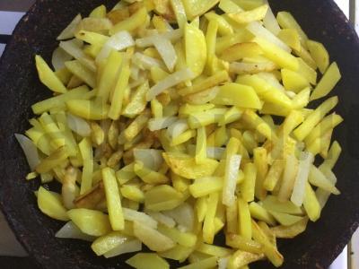 Kepta bulvė prie mėsos, žuvies ar daržovių pagrindine nuotrauka