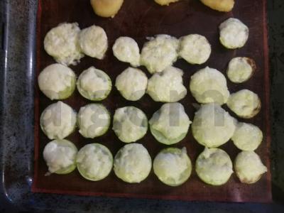 Cukinijos su sūriu ir česnaku pagrindine nuotrauka