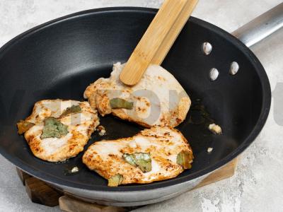 Kalakutienos filė su lauro lapais Žingsnis 2