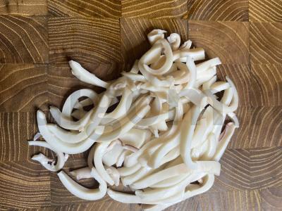 Salotas „Sultingas“ su kalmarais ir marinuotais agurkais Žingsnis 1