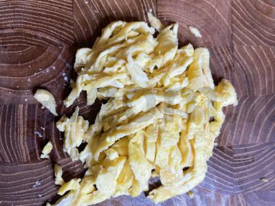 Salotas „Sultingas“ su kalmarais ir marinuotais agurkais Žingsnis 2