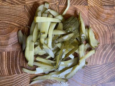 Salotas „Sultingas“ su kalmarais ir marinuotais agurkais Žingsnis 3