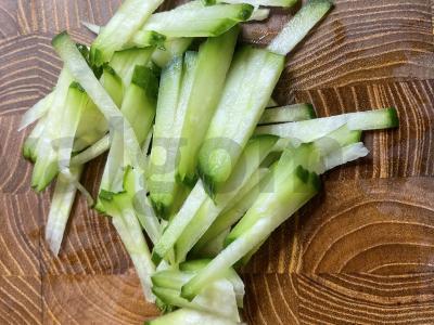 Salotas „Sultingas“ su kalmarais ir marinuotais agurkais Žingsnis 4