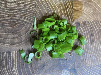 Salotas „Sultingas“ su kalmarais ir marinuotais agurkais Žingsnis 5